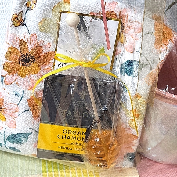 NWT: 22 Oz. Pink Iradecent Mug, Teas, & Floral kitchen Towel Set - Picture 6 of 7